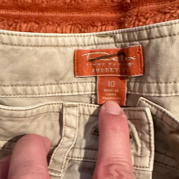 Tommy Bahama women’s cargo style pants - Picture 2 of 10